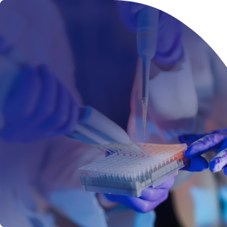 Vedec spoločnosti Amgen kontroluje kvalitu vyrobeného biologického lieku