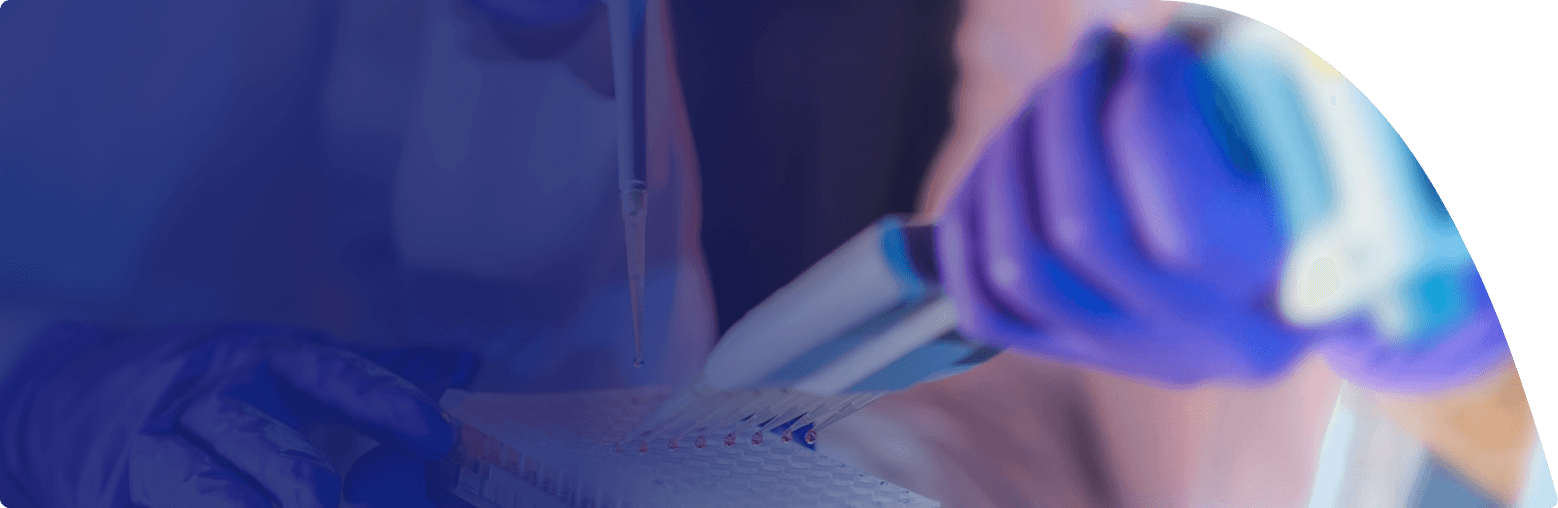 Vedec spoločnosti Amgen kontroluje kvalitu vyrobeného biologického lieku